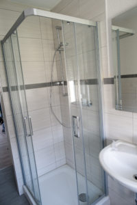 Das Bild zeigt eine neue Dusche in einem modernen Bad,