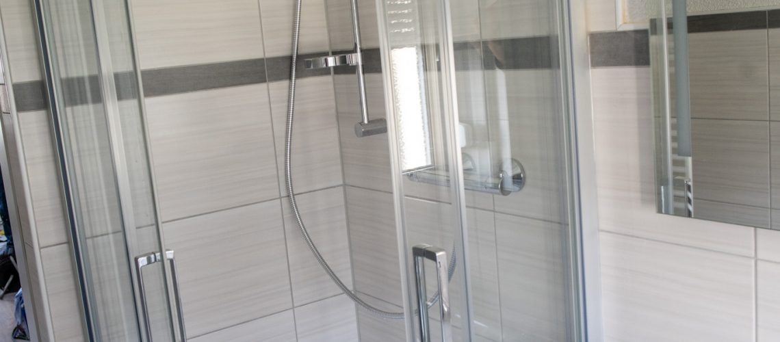 Das Bild zeigt eine neue Dusche in einem modernen Bad,