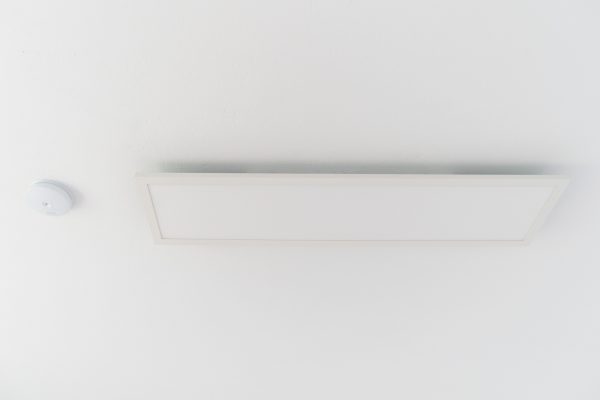 In jedem Raum hängt so ein tolles Leuchtpanel, das der Mieter per Fernbedienung steuern kann. Rauchmelder sind natürlich wie gesetztlich vorgeschrieben auch angebracht.