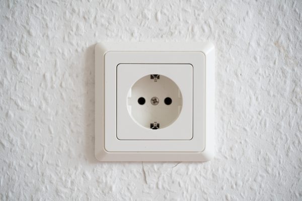 In der ganzen Wohnung haben wir die alten, vergilbten Steckdosen, Schalter und Mediendosen ausgetauscht.