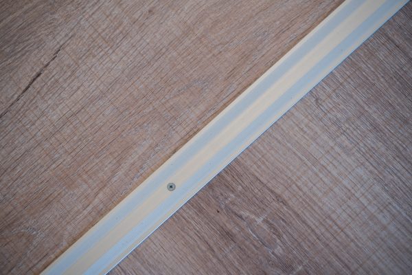 Zwischen den Räumen brachten wir die entsprechend passenden Übergangsprofile an. Hierfür haben wir robuste Aluminiumprofile gewählt.