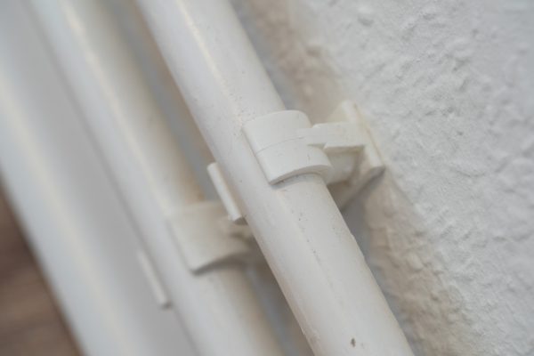 Auch die Heizungsrohre bekamen einen neuen Anstrich und die alten, vergilbten Clips tauschten wir auch aus.