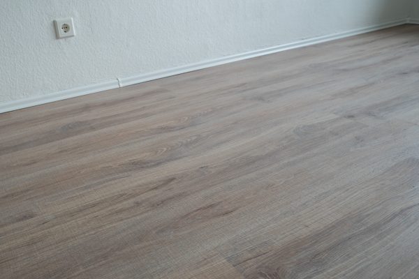 Die weißen Sockelleisten sind ein guter Kompromiss, wenn der Laminat-Hersteller keine farblich passenden Leisten anbietet.