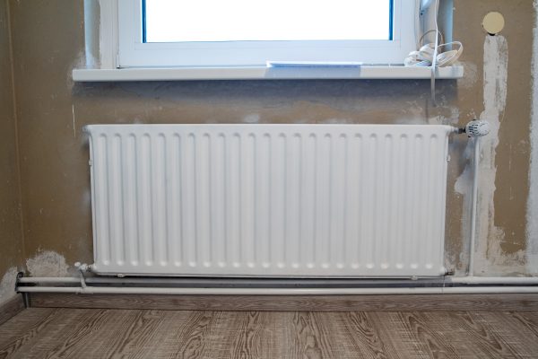 In der Küche liegt Vinyl. Das ist wasserabweisend, sptrapazierfähig und in dieser Ausführung auch pflegeleicht. Hier muss nicht jedem Krümel hinterhergefegt werden ;-)