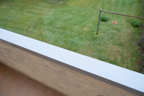 Trotz des schönen Ausblicks vom Balkon bot das Balkongeländer keinen schönen Anblick mehr. Wir schliffen den alten Lack ab und haben rosthemmenden Schutzlack für den Neuanstrich gewählt.